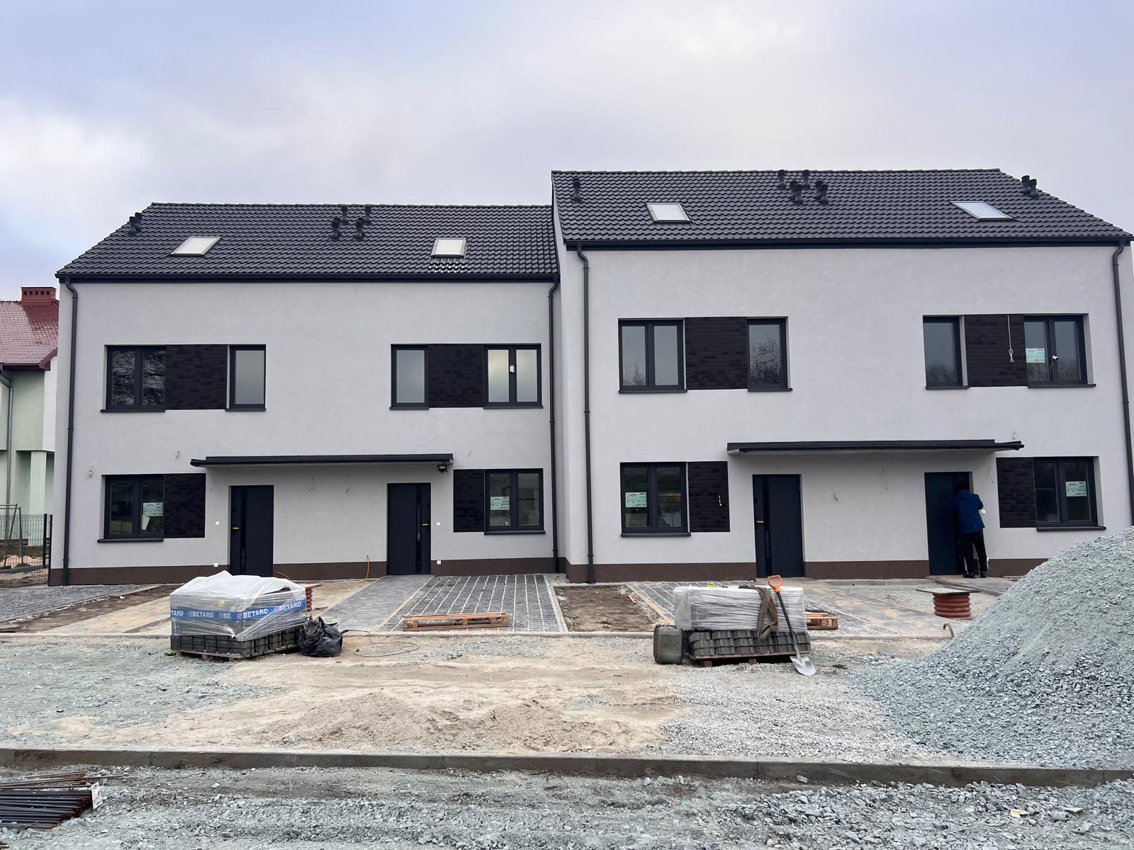 Prawie gotowe budynki w inwestycji Domy na Pogodnej