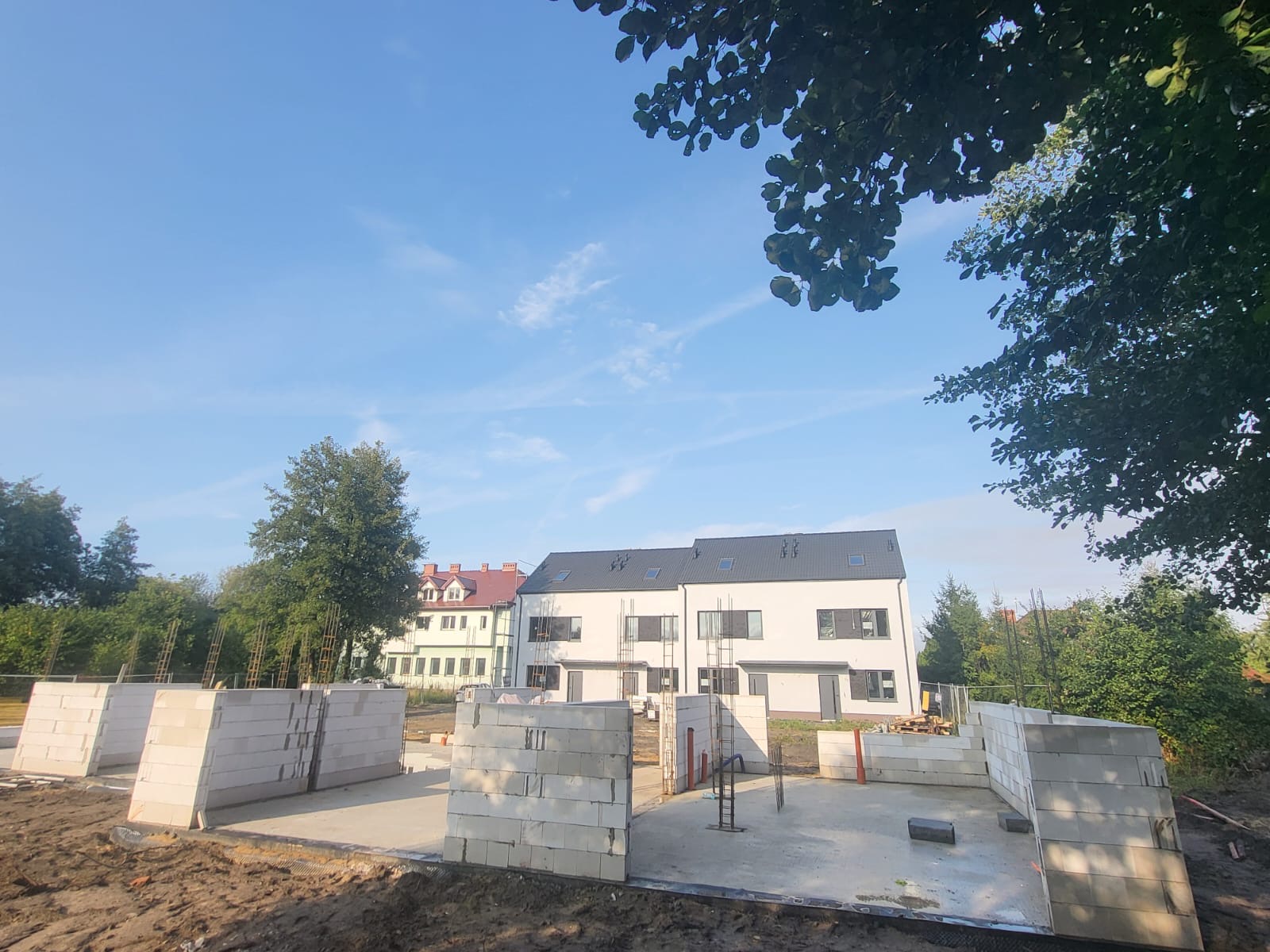 Widok inwestycji na etapie zaawansowanych prac budowlanych